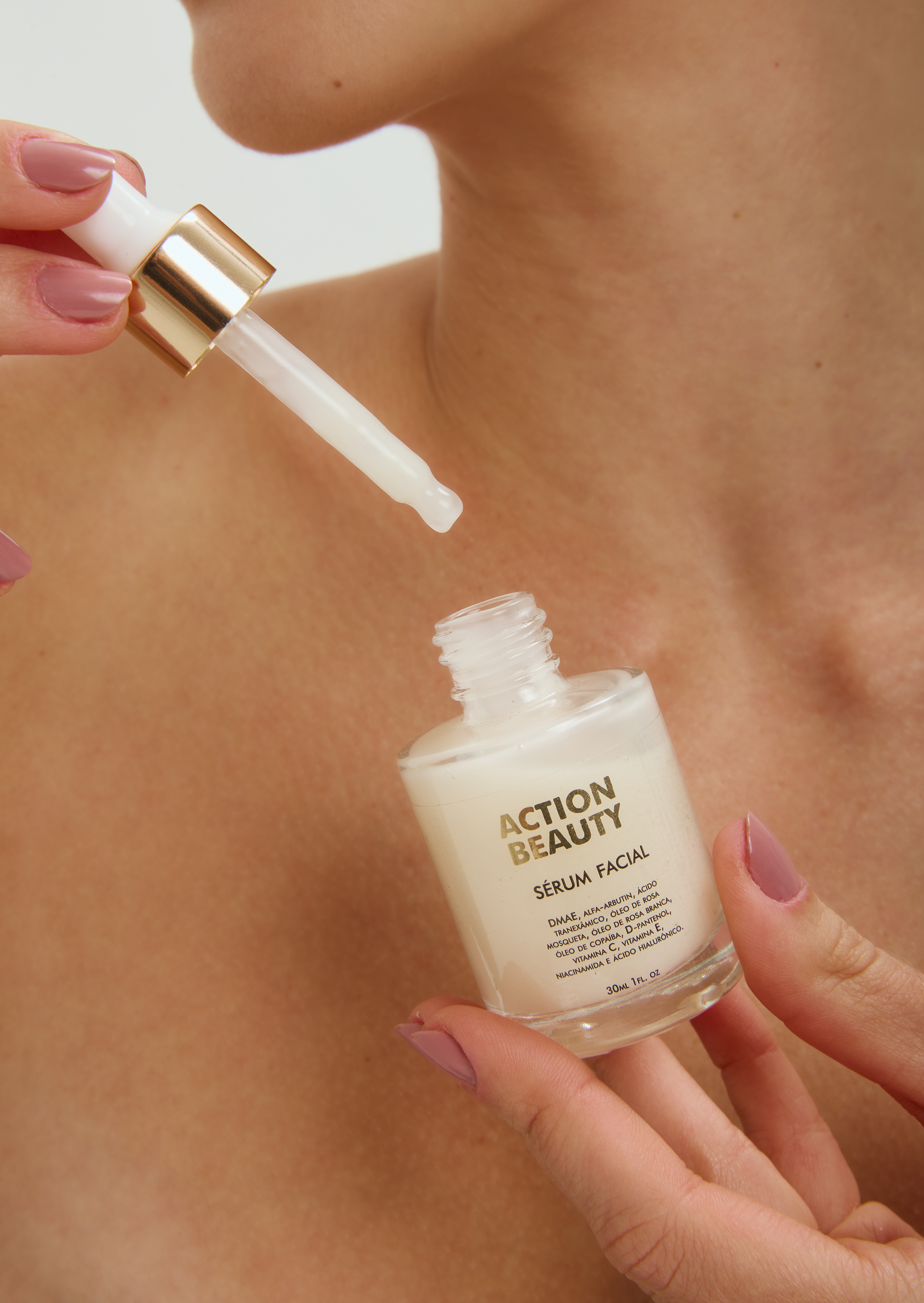 S&eacute;rum Facial Action Beauty com conta-gotas sendo aplicado
